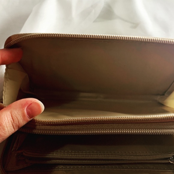 Spacious Guess Wallet - Picture 4 of 10